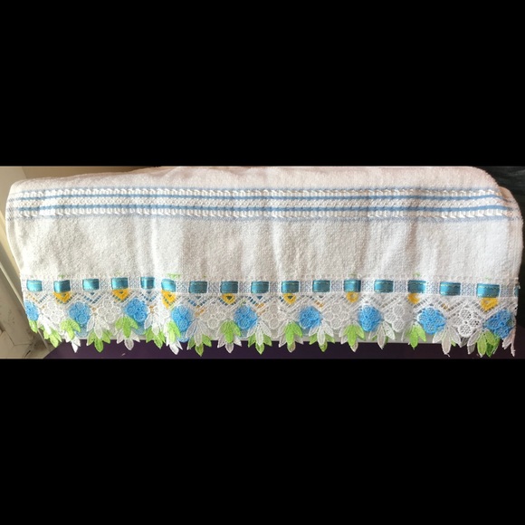 (2) Beautiful Embroidered Hand Towel - Picture 2 of 4